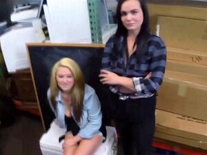 Аматерска курва лиже сисе. Аматерска курва лиже своје пријатељице сисе у задњој соби залагаонице да уштеди новац