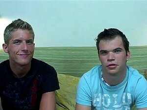 Vanhojen Miesten Homoseksiä Pukuhuoneissa Ensimmäistä Kertaa. Jälkeenpäin Kysyin Holdenilta