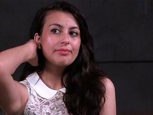 Везана Оливиа Фавн везана за кауч. Везана Оливија Фавн везана на каучу док јој Дом вибрира клиторис