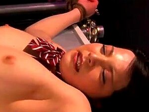 Gefesselte Japanische Schönheit Wird Geölt Und Vibriert, Kostenloses Erwachsenen-Video Zeigt Eine Atemberaubende Japanische Schönheit, Die Sich In Fesseln Windet, Während Sie Sich Einölt Und Mit Vibratoren Verwöhnt