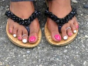 Риба с капуљачом љубичаста и бели нокти на ногама