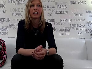 Blond Babe Daniela: En Gjutning Soffan Dröm