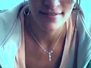 Немачка плавуша показује сисе и клиторис. Немачка плавуша показује Сисе и Клиторис