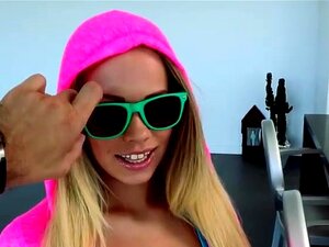 Britney Dostaje Mocno Od Super Dużego Czarnego Kutasa I Dostaje Lepki Wytrysk, Britney Uwielbia, Jak Jej Cipka Jest Mocno Bita Super Dużym Czarnym Kutasem, A Jej Twarz Pokrywa Się Lepkim Nasieniem