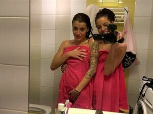 Близанке претварају типа у своју курву