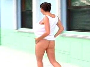 Massive Titten-MILF Duscht Draußen
