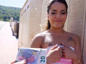 Врућа евробабе открила је своје сисе и појебала се за паре