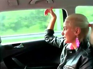 Плавуша добија јебање и свршавање по дупету у лажном таксију