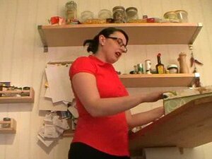 Аматерска жена анално песничена у кухињи