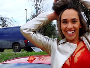 Perfekt Gekörnte Spanische Chica-Schienen In Sicht. Sobald Dieses Spanische Mädchen Aus Ihrem Hübschen Purpurroten Automobil Aus Italien Steigt, Wissen Sie, Dass Ihre Figur Einfach Atemberaubend Sein Muss! Man Könnte Sogar Sagen, Dass Sie Fast So Heiß Ist