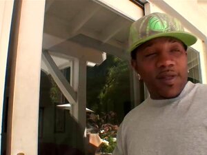 Gelukkige Zwarte Kerel Krijgt Zijn Gereedschap Gezogen Door Hete Brunette MILF