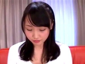 Rapazes Japoneses Bebem O Esguicho De Uma Linda Fofura. Os Caras Japoneses Bebem O Jato De Uma Linda Fofa