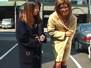 Две дивље Азијаткиње шетају голе у јавности