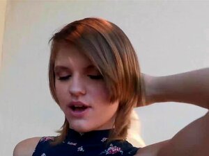 Slatka Slatkica Scarlett Fever Uživa U Jebanju Ogromnim Kurcem, Scarlettina Slatka, Ružičasta, Slatka Pička Sigurno Bi Mogla Primiti Kurac. Gledajući Ovu 19-godišnju Curu, Vjerovali Biste Samo Da Je Nevina, Ali Bila Je Daleko Od Toga. Scarlett, Totalna Na