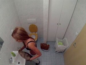 Докторка даје јебање и свршавање секси пацијенткињи. Прелепа секси бринета пацијенткиња шпијунирана у тоалету лажне болнице, а затим је доктор јебе и лиже јој пичку док јој не да кремпиту у пички у својој канцеларији