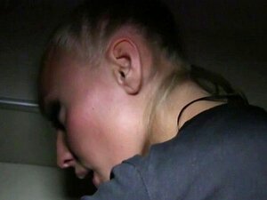 Ein Schneller Und Nasser Blowjob. Atemberaubende Babe Gibt Dem Kerl Einen Lüsternen Und Wilden Quickie-Blowjob