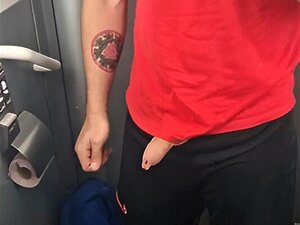 Söta Twink Sitter Bredvid Mig På Tåget Får Mig Hårt Så Jag Runka I Toaletten