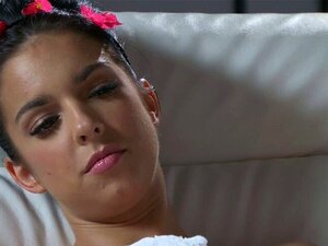 Лезбејка добија масажу стопала и ногу. Бринета лезбејка Еуро добија масажу стопала I ногу од секси плавуше масерке, а затим добија масажу пичке прстима од голе масерке у соби за масажу