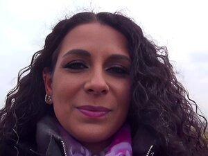 Duits Donkerharig Met Lang, Krullend Haar Gorgelt Met De Speer Van Haar Minnaar Terwijl Niemand Ze Observeert