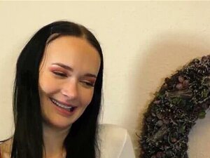 Vadia Fresca Se Abaixa E Chupa Porra De Um Velho Em Sua Buceta Apertada E Suculenta