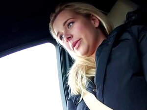La lujuriosa y encantadora Nikki monta a un tipo. La lujuriosa y encantadora Nikki Dream monta a un tipo con una polla enorme en el asiento trasero