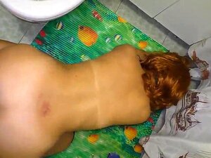 Stiefsohn Spionierte Aus, Wie Mama Im Arsch Saß Und Bohrte Sie
