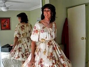 CROSSDRESSER MICHELLE SPEELT IN EEN BLOEMENKUT