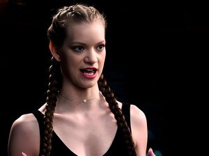 Rudowłosy Niewolnik Związany W Zawieszeniu Przez Mistrza