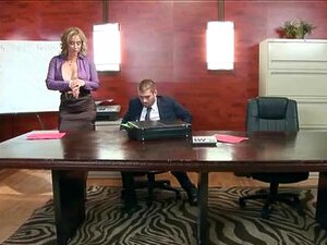 Boezemrijke Baas Eva Notty Geneukt En Met Haar Gezicht Vol