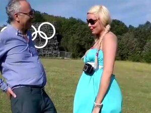 Elegante Blondine Masturbiert Ihre Muschi, Elegante Blondine Masturbiert Ihre Muschi In Ihrem Matrosen-Outfit