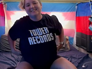 Karvainen Pullukka Slut Masturboi Ja Näyttää Jalat