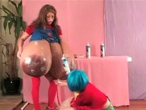 Χαριτωμένες γκόμενες με μεγάλα βυζιά καυλώνουν τρίβοντας τις