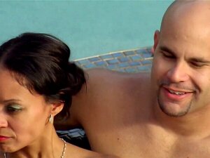 Å Bli Naken Ved Bassenget Med Swingers Ender Alltid I En Stor Orgie. Å Bli Naken Vid Bassenget Med Swingers Ender Alltid I En Stor Orgie På Det Røde Rommet Full Video På Nettstedet