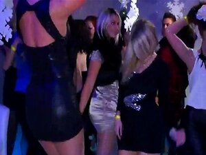 Mollige nackte Weiber tanzen in einem Club an der Stange