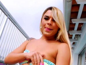 Sexy Blonde Shemale Masturbeert Haar Harde Lul In De Buitenlucht