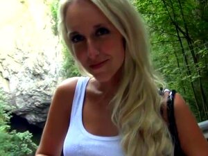 Eurobabe Jennifer Simons Obrzuca Nieznajomego Publicznie, Jennifer Simons To Urocza Blond Europejska Piękność. Ta Laska Została Namówiona Przez Tego Chłopaka Do Naga W Miejscu Publicznym, A Potem Ta Laska Robi Loda I Waliła Wszystko W Zamian Za Kawałek Ka