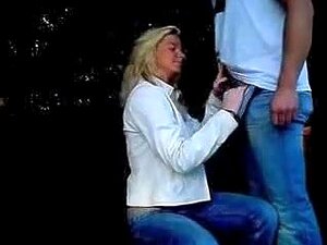 Pušenje U Parku, Vrući Svježi Slatki Par Koji Se Jebe U Javnom Parku. Nemati Kuću Za Jebanje Vodi Do Toga Da Neki To Moraju Raditi Na Javnim Mjestima. Više Amaterskih Videa