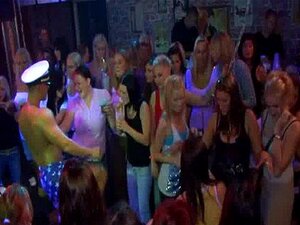 Bardzo Owłosiony Gangbang W Klubie