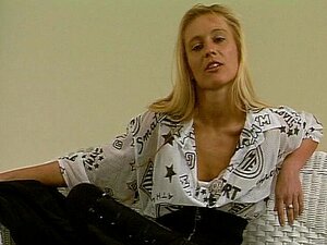 Schüchterne Deutsche Frau Zieht Sich Aus