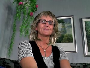 Blonde Cougar Op Zoek Naar Liefde