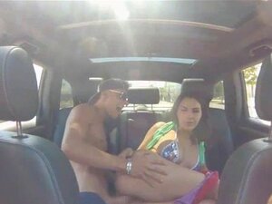 Het Brud Valentina Nappi Knullad På Stranden Offentligt!