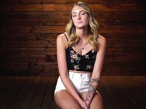 Charlotte Sins: Lange Blonde Schoonheid Maakt Haar Debuut