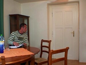 Hij Vindt Zijn Vriendinnen Schoonmoeder Aan Het Masturberen