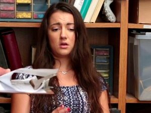 Niewinna ślicznotka Cieszy Się Twardym Pieprzeniem Jak Dziwka. Brunetka Uwielbia Brać Kutasa W Biurze, Odkąd Regularnie Kradła Ze Sklepu, Ale Nadal Musi Za To Zapłacić Swoim Miodowym Garnkiem W SEXBRIBERY