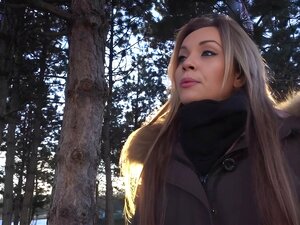 Ситна јавна дама јебе велики курац у мокру рупу Пичка