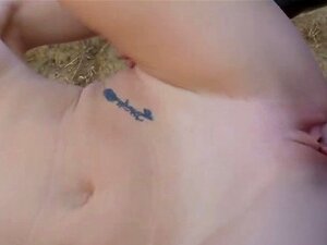 Een Sexy Kleine Tieten Roodharige Immigrant Geniet Van Ruige Kutneuken Op De Fiets. Een Zeer Sexy Gember Loopt Zonder Document Langs De Grens, Dus Agent Stopt Haar. Hij Trekt Haar Kleren Uit En Zoekt Haar En Dringt Al Snel Zijn Harde Lul In Haar Natte Kut