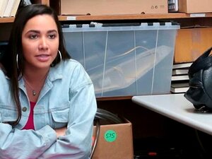 Słodka Striptizerka Przyłapana Na Kradzieży Ze Sklepu I Pracuje Przez Chwilę. Słodka Striptizerka Karlee Grey Przyłapana Na Kradzieży Ze Sklepu I Pracuje Na Ochroniarzu W Swoim Biurze Na Zapleczu, żeby Nie Dzwonił Na Gliny