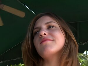 Cutie Licks Joj Stopala I čini Cjevovod Vruće Dnevne Footjob Isječke