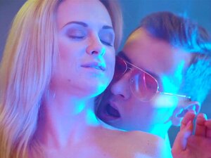 Vinna Reed Lets A Stranger Inside All Her Little Holes In A Hotel Room