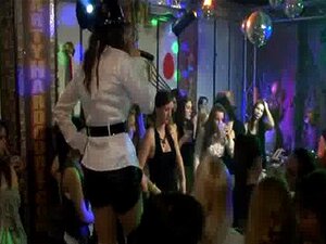 Taniec Z Radzeniem Sobie, Rozbieranie Się I Spływanie Cipką